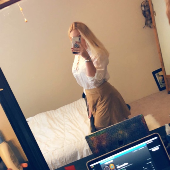 Meet your Posher, Hailey - Picture 1 of 2